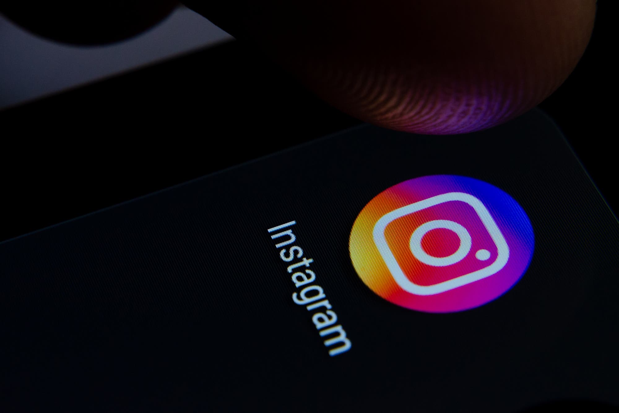 Cómo colocar o poner el Instagram en negro sin activar el modo oscuro